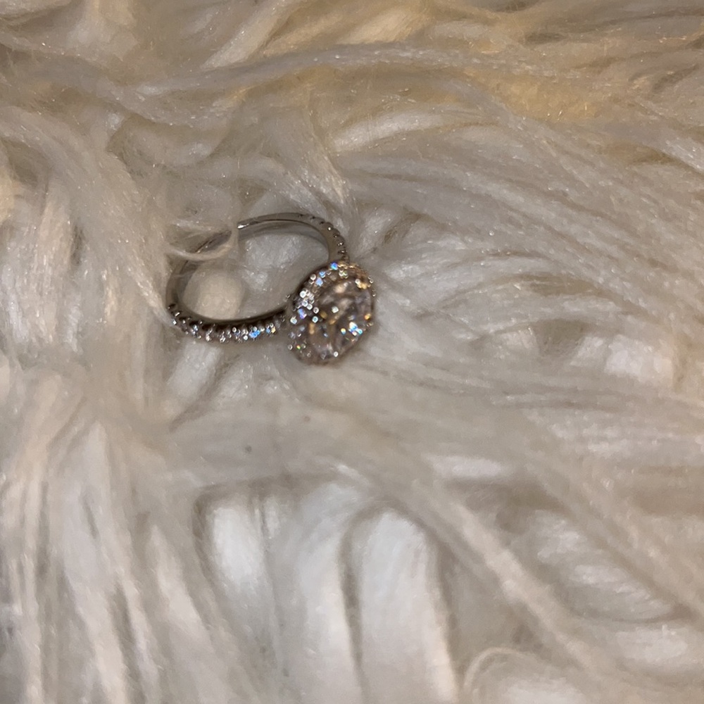 Engagement ring - Picture 5 of 7